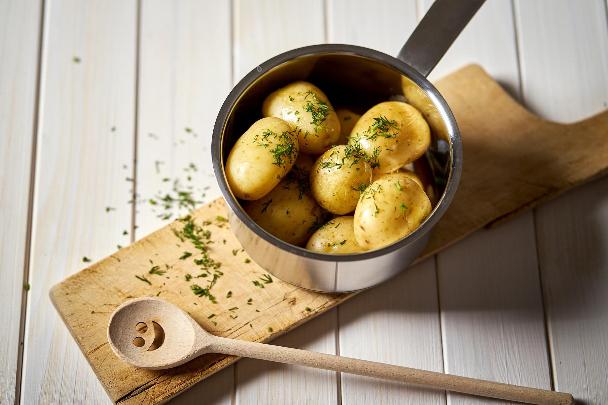 Молода картопля – рецепти: відварена, запечена, смажена