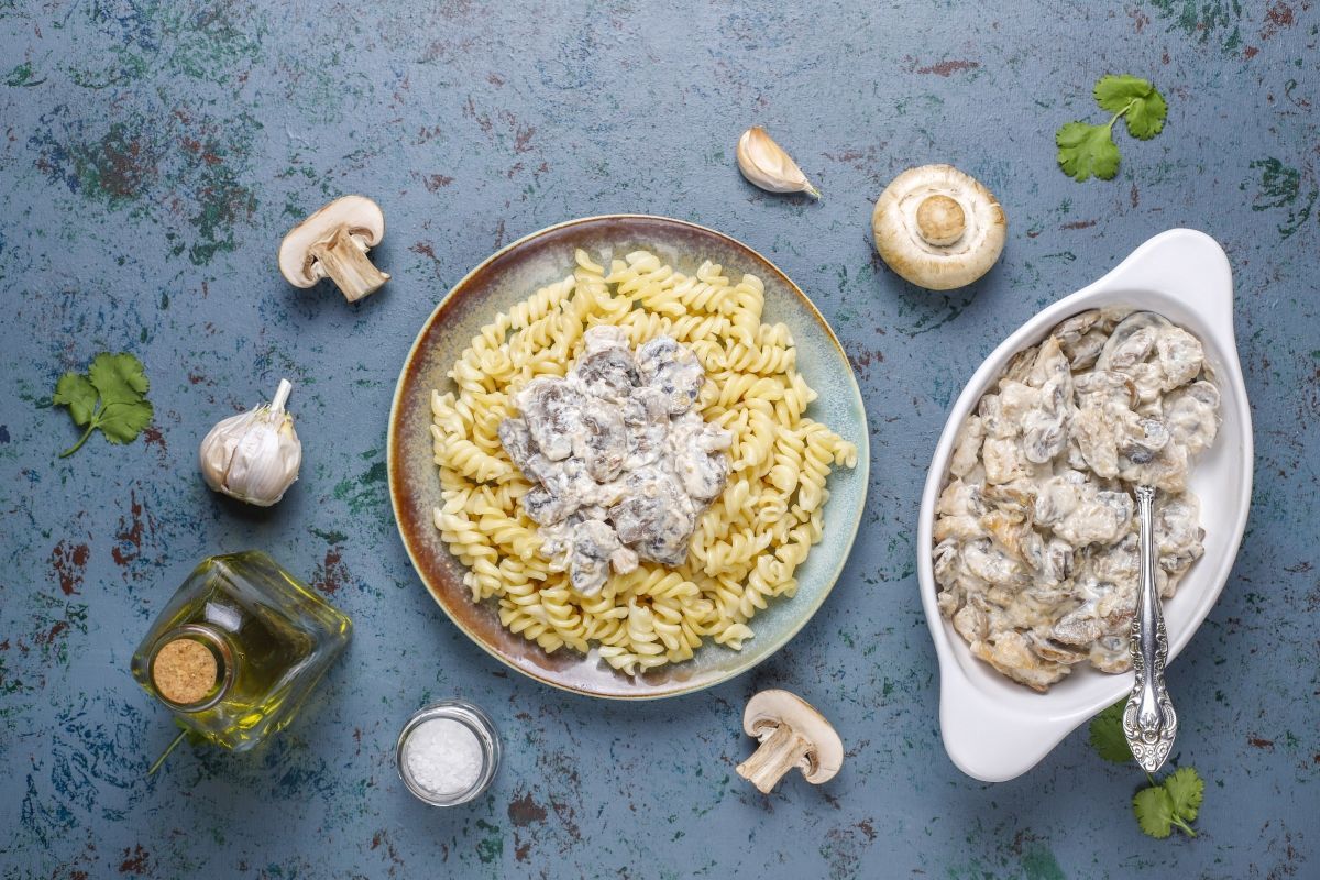 Як приготувати пасту Фузіллі з курятиною та грибами: рецепт