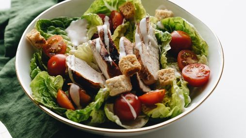 Салат с курицей и йогуртом: простой домашний рецепт