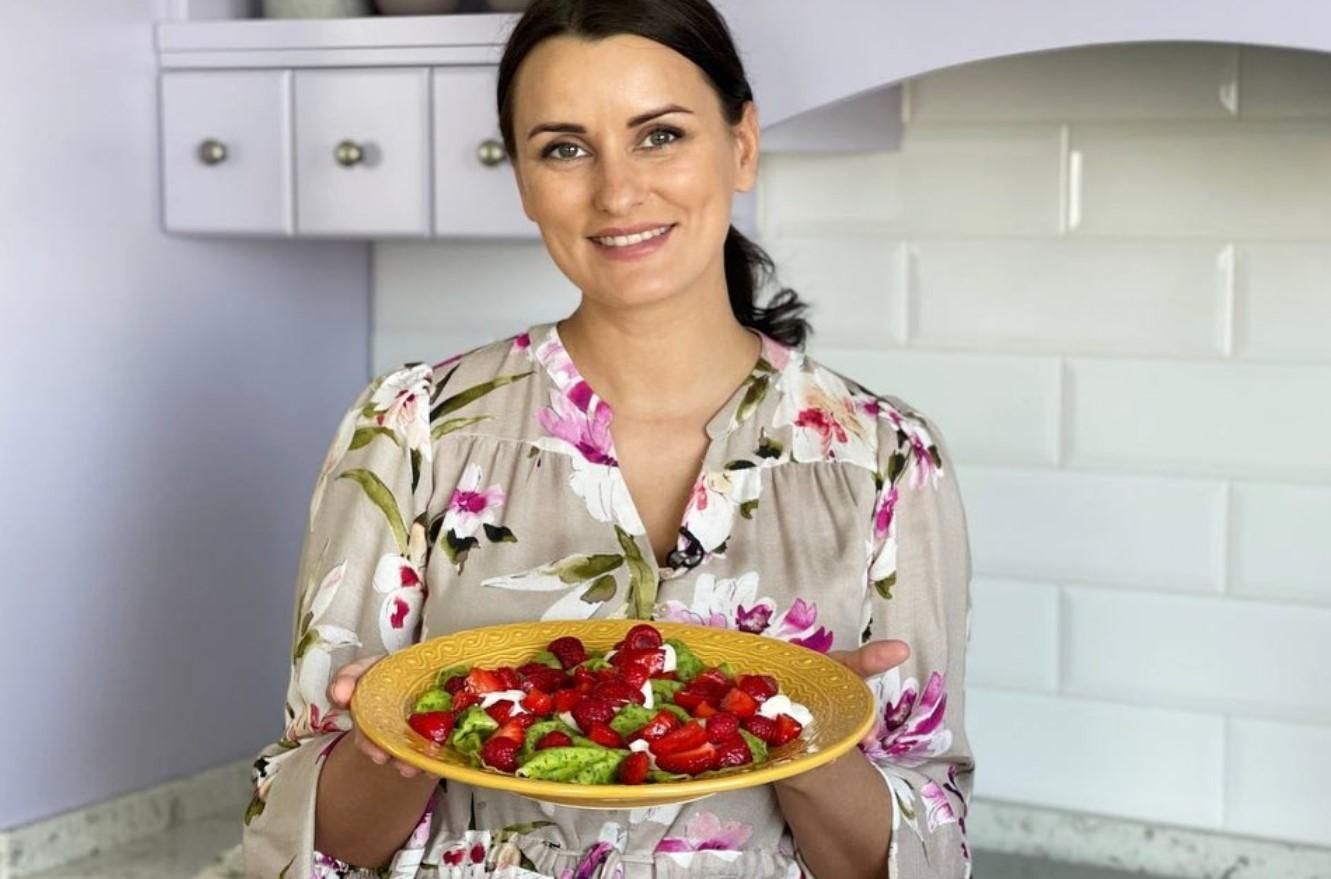 Лиза Глинская готовит блины со шпинатом: видео