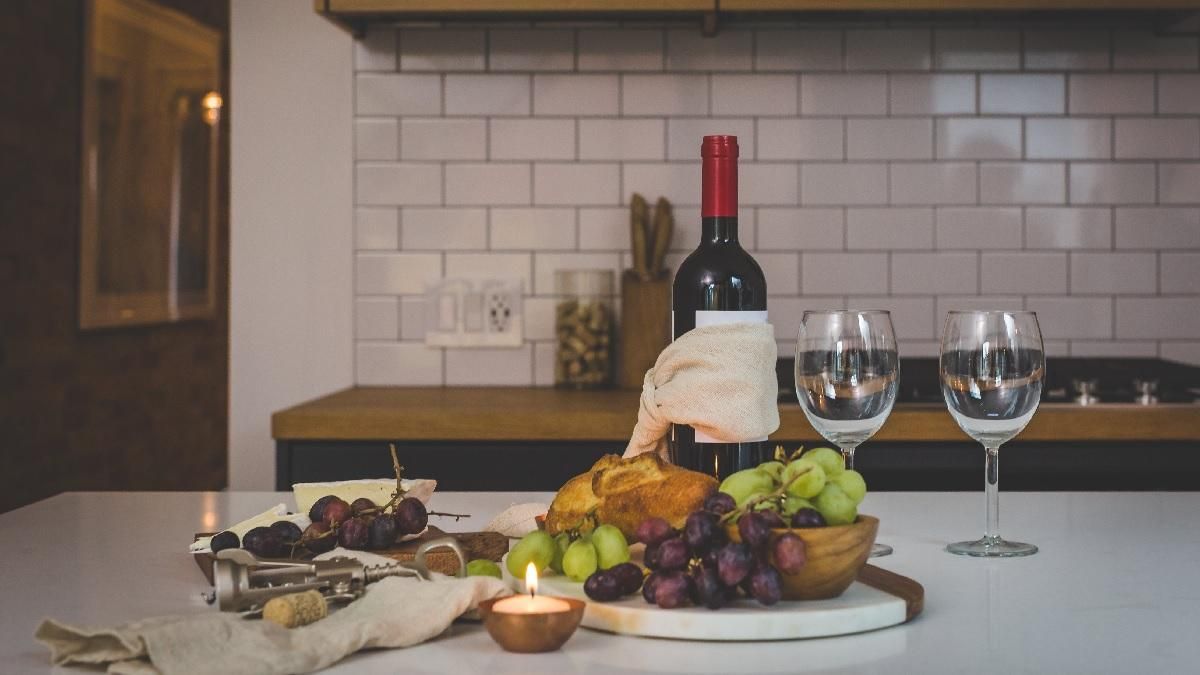 Як стильно засервірувати стіл: правила, які допоможуть зробити свято бездоганним Як стильно засервірувати стіл: правила, які допоможуть зробити свято бездоганним