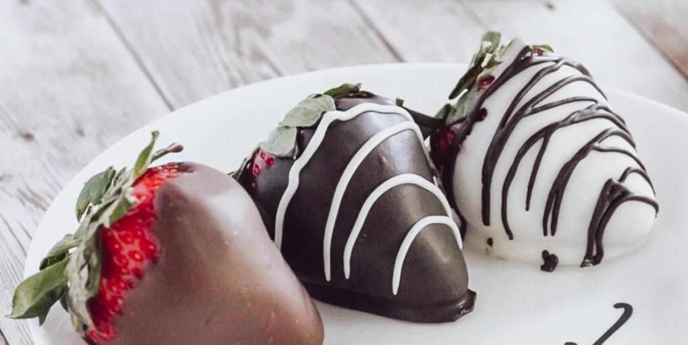 Полуниця в шоколаді: простий рецепт літнього десерту