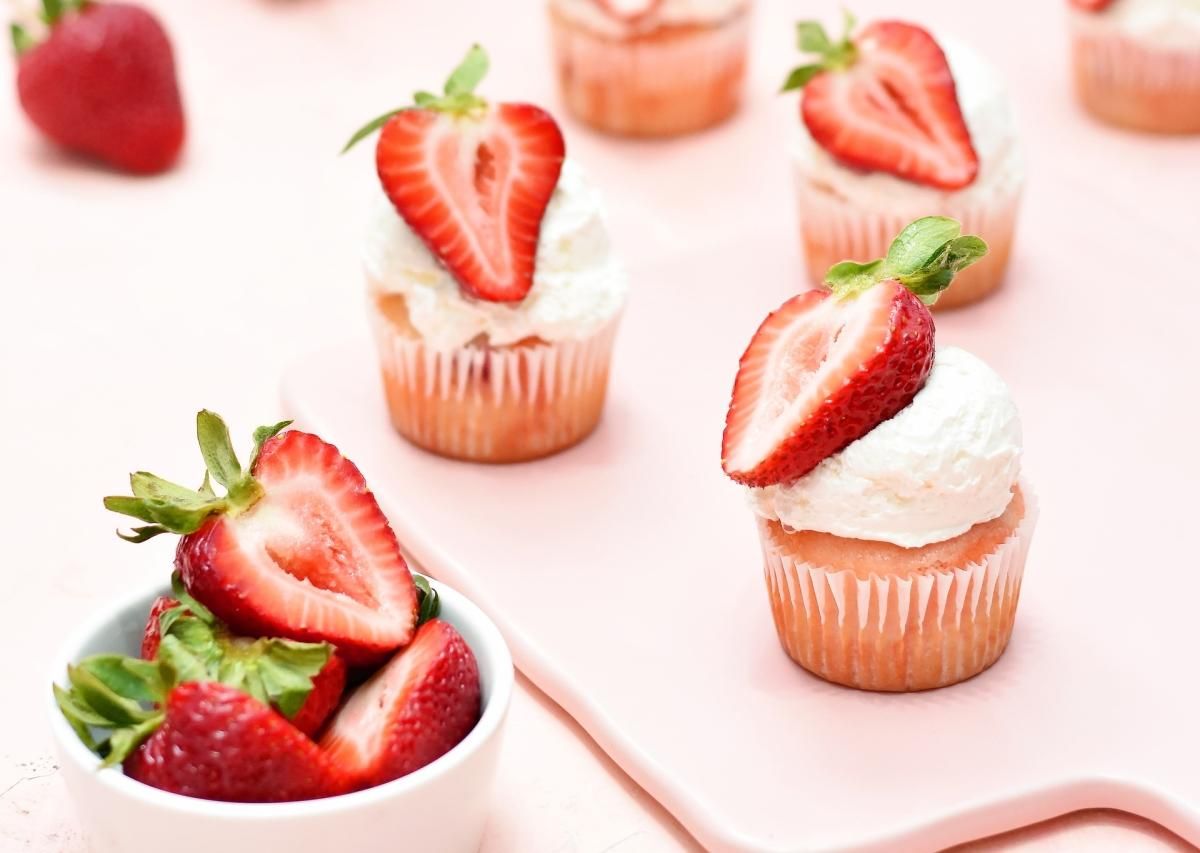 Лучшие рецепты десертов с клубникой: панна-котта, капкейк и творожный чизкейк Лучшие рецепты десертов с клубникой: панна-котта, капкейк и творожный чизкейк