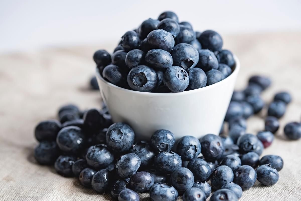 Голубика: чем полезна ягода, калорийность и применение в кулинарии
