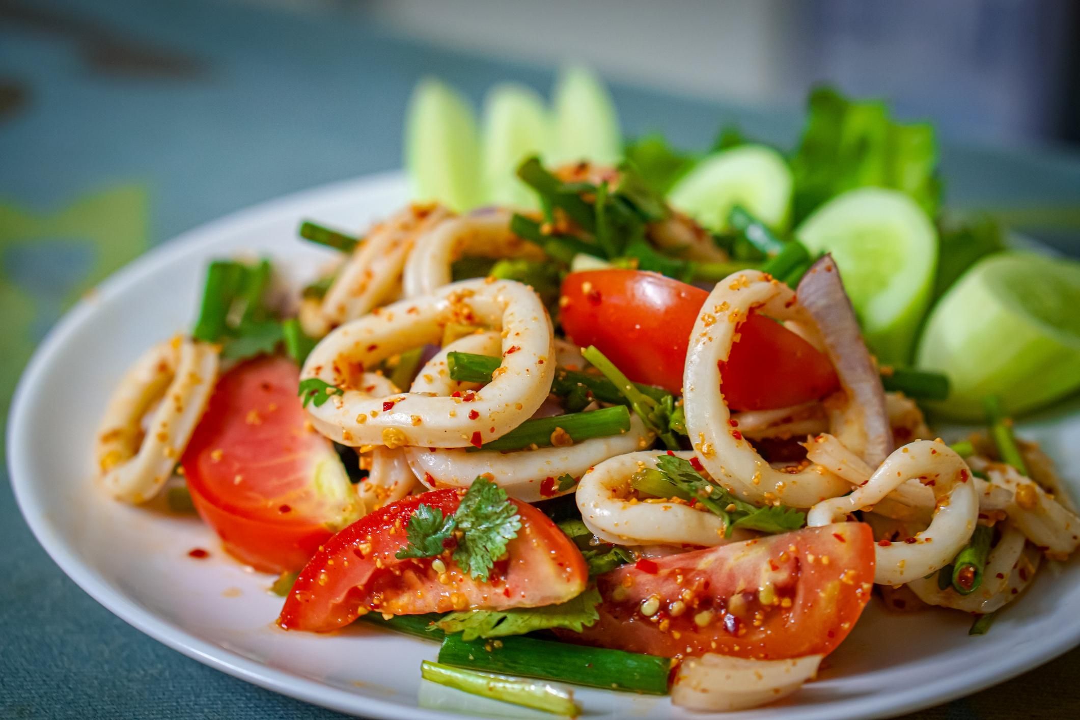 10 самых вкусных и простых рецептов салата из кальмаров: рецепты с фото