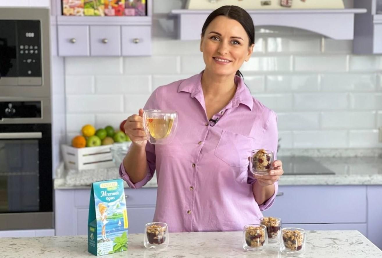 Ліза Глінська готує ягідний крамбл: відео Ліза Глінська готує ягідний крамбл: відео