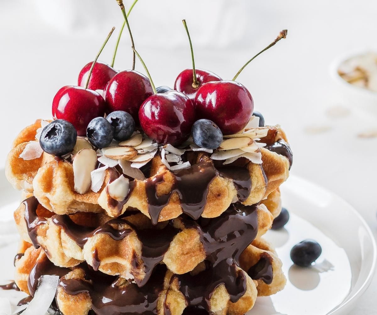 Шоколадні вафлі з ягодами: рецепт смачного сніданку Шоколадні вафлі з ягодами: рецепт смачного сніданку