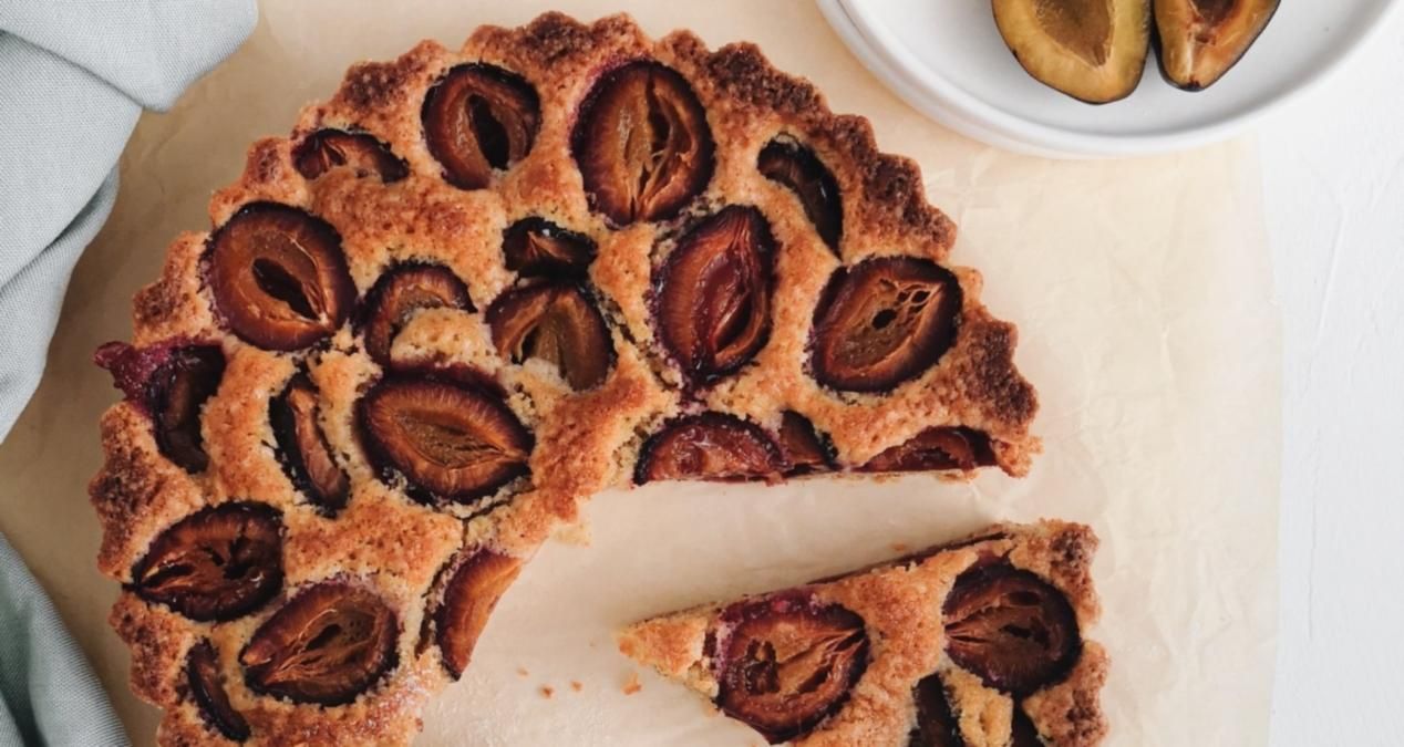 Ароматний пиріг зі сливами на кефірі: простий рецепт солодкого десерту - Новини Смачно