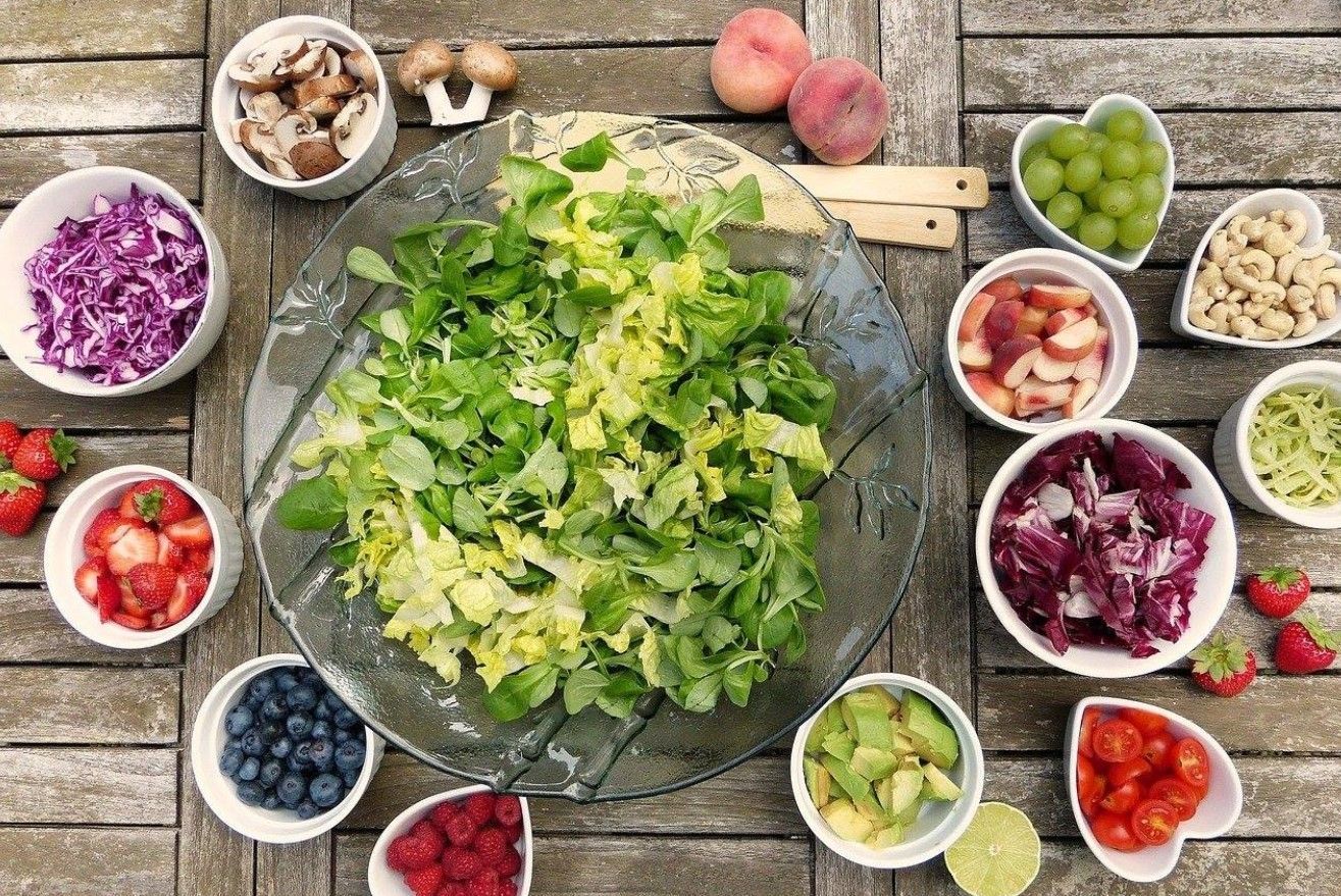 Літній салат із жимолостю – рецепт приготування з фото