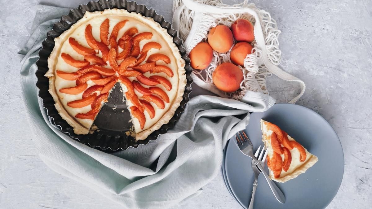 Ароматный тарт татен – пирог с персиками, рецепт которого захочет испытать каждый
