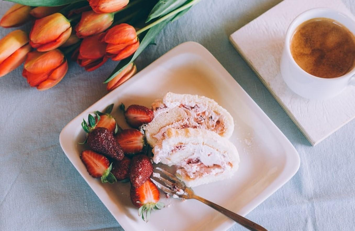 Рулет з полуницею і меренгою – рецепт приготування