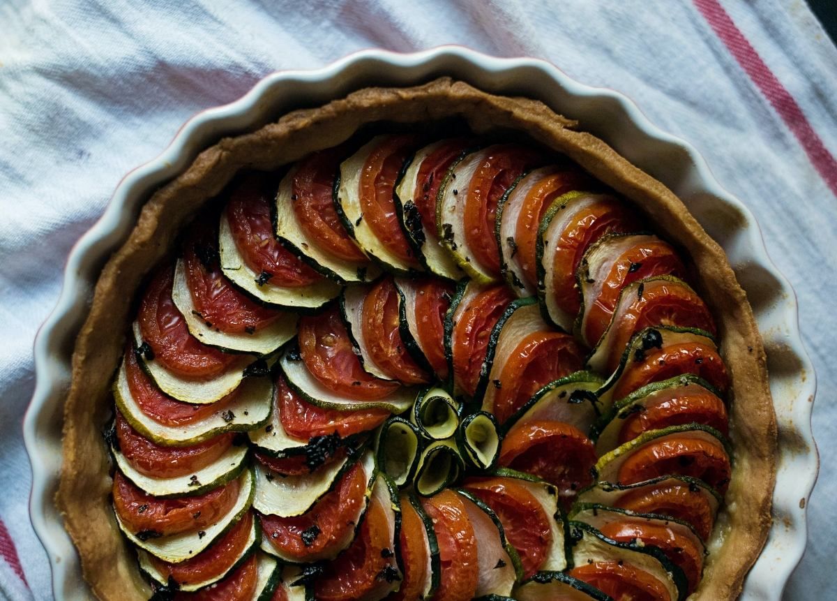 Відкритий пиріг з кабачком і томатами: простий рецепт