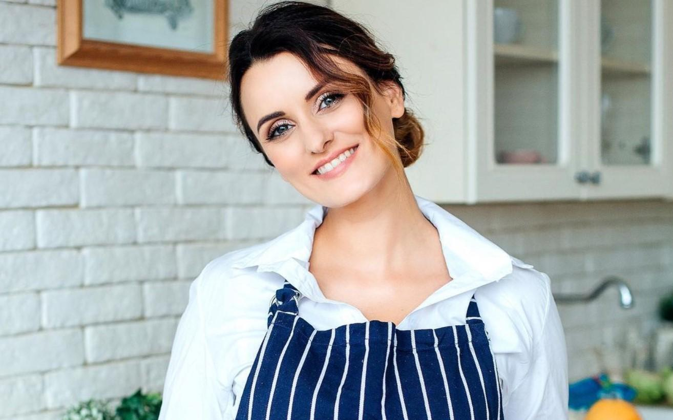 Ліза Глінська готує салат з томатів та полуниці 