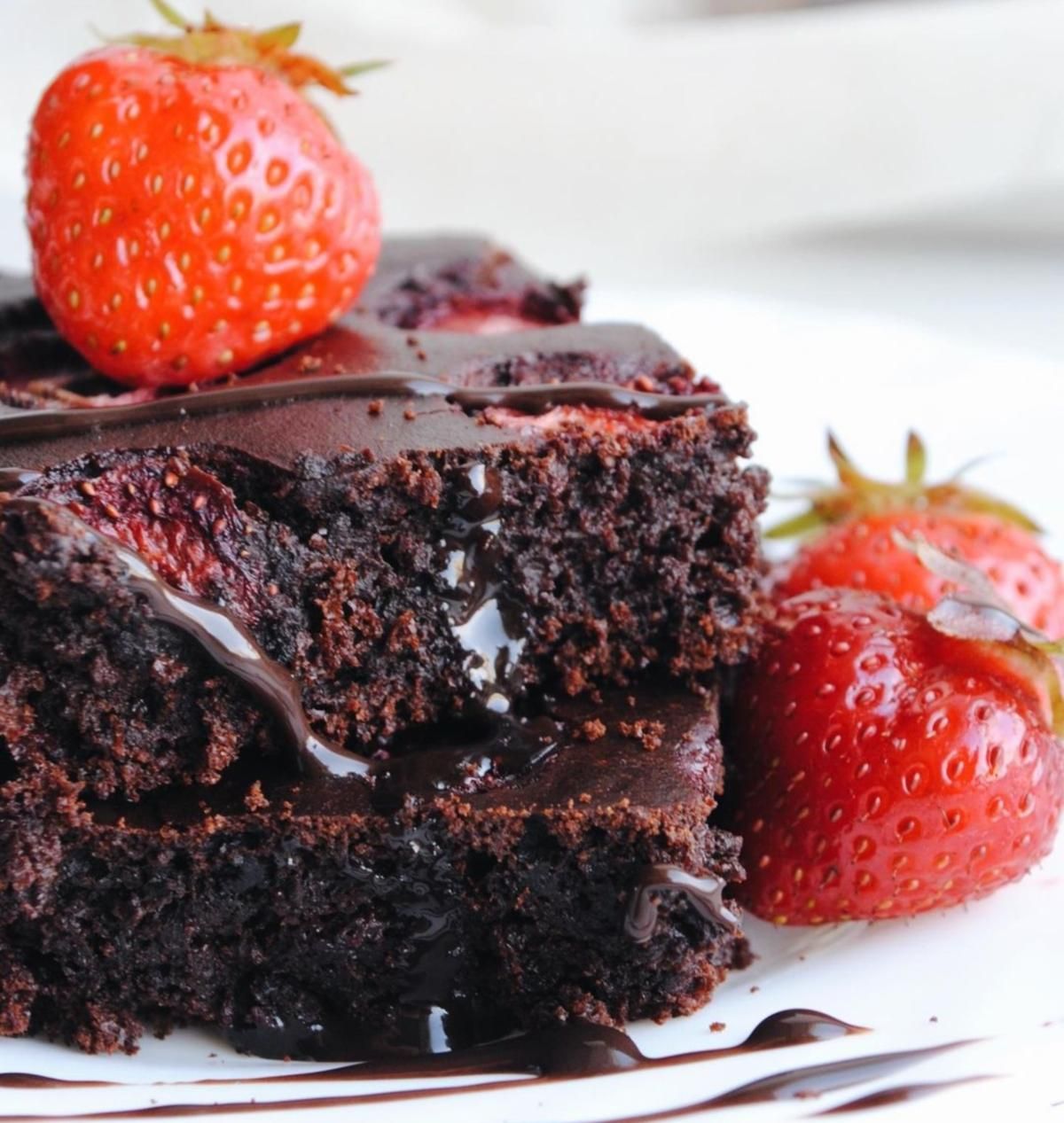 Дієтичне брауні з полуницею: домашній рецепт десерту Дієтичне брауні з полуницею: домашній рецепт десерту