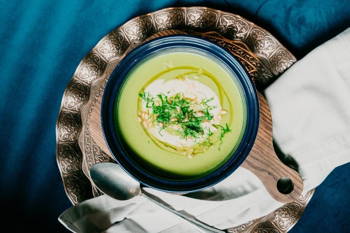 Суп из авокадо и йогуртом в жару: простой рецепт