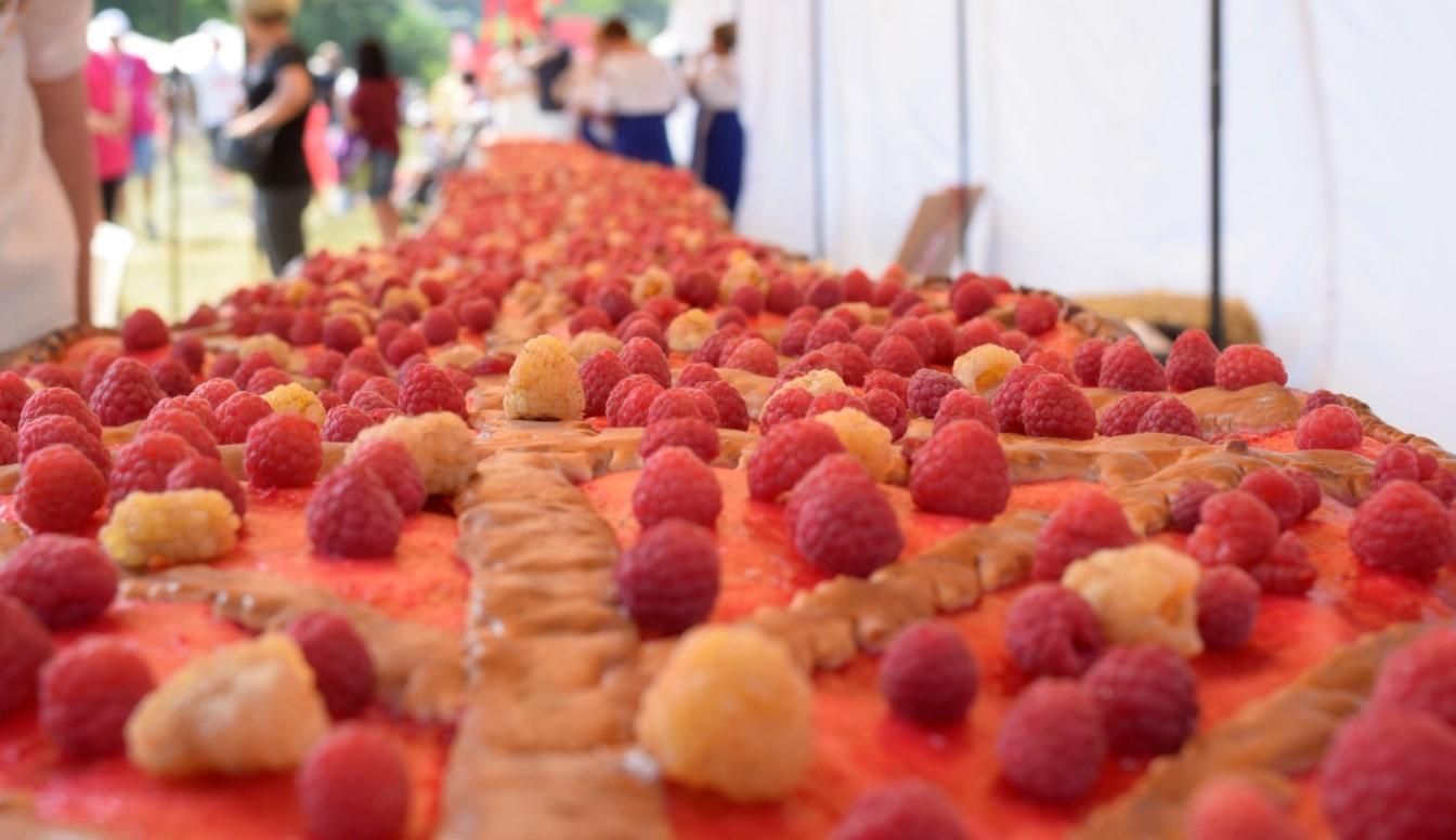 Самый большой малиновый пирог 2021 испекли в Чернятине