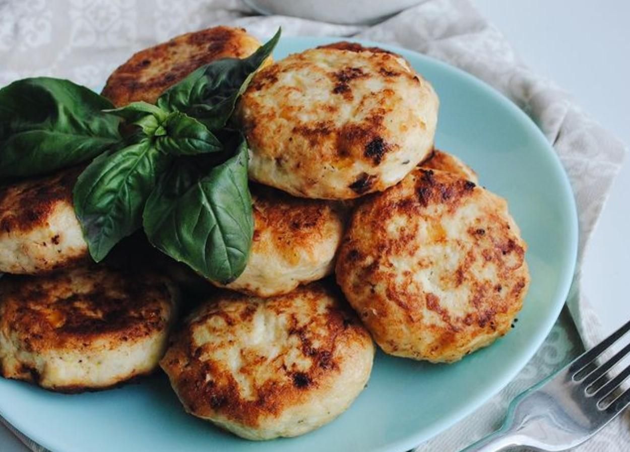 Курячі котлети з кабачком і кукурудзою Курячі котлети з кабачком і кукурудзою