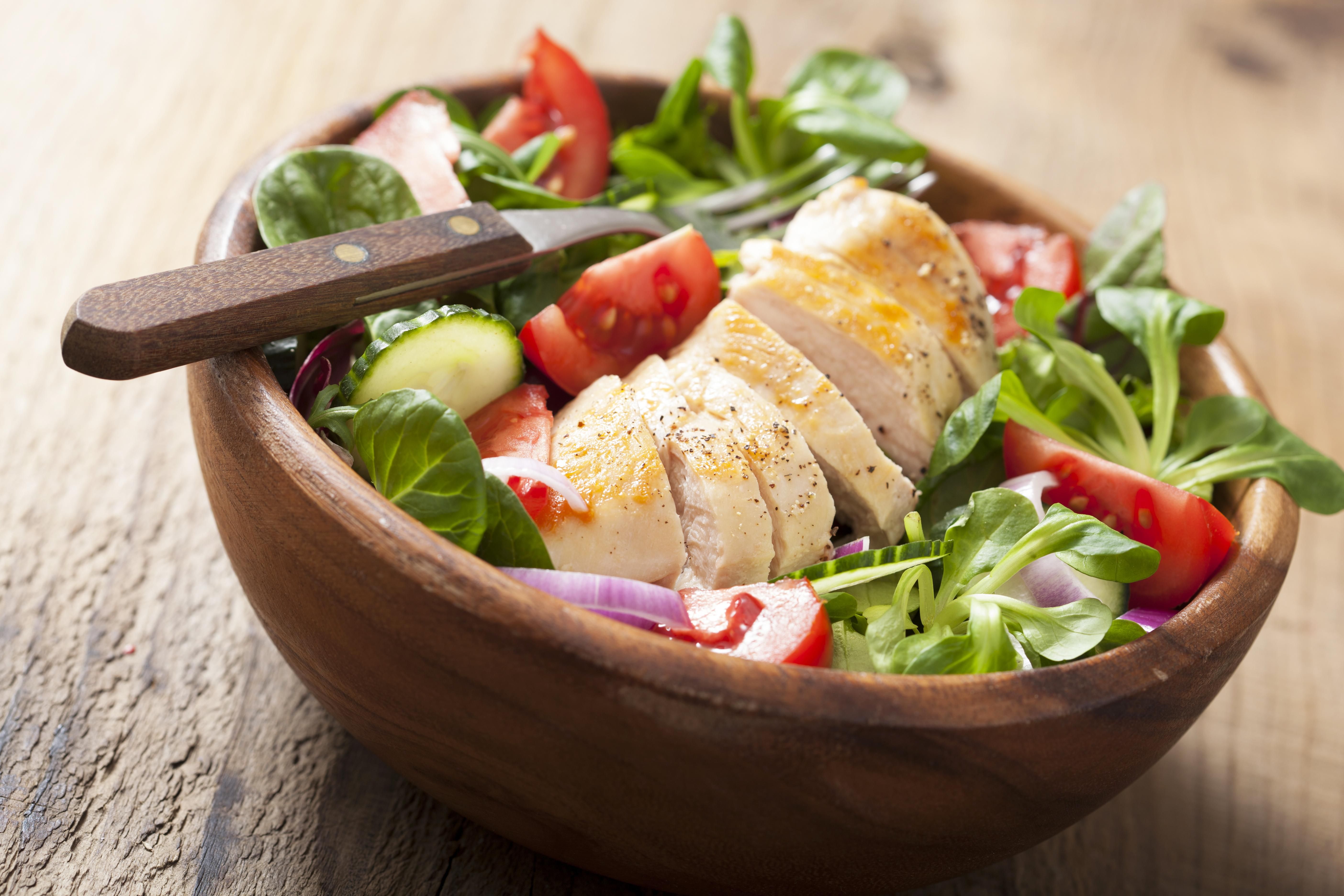 Літні салати з куркою: три рецепти