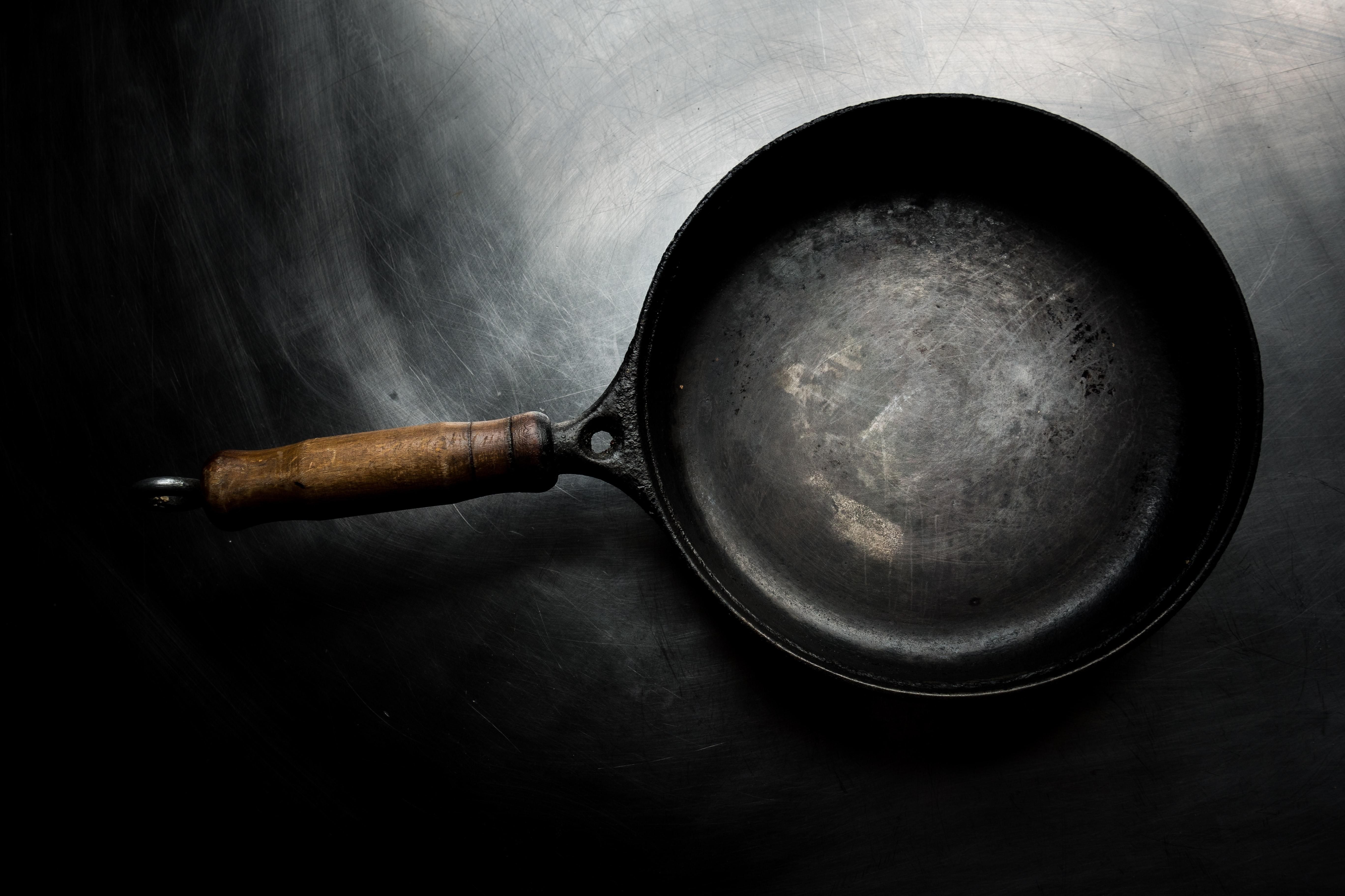 Чому їжа прилипає до сковорідки: коментарі учених та поради - Новини Смачно