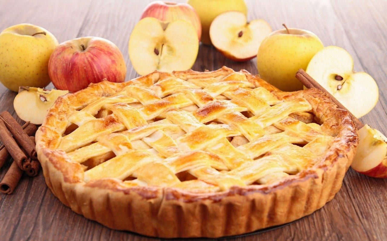 Рецепт простого яблучного пирога в духовці
