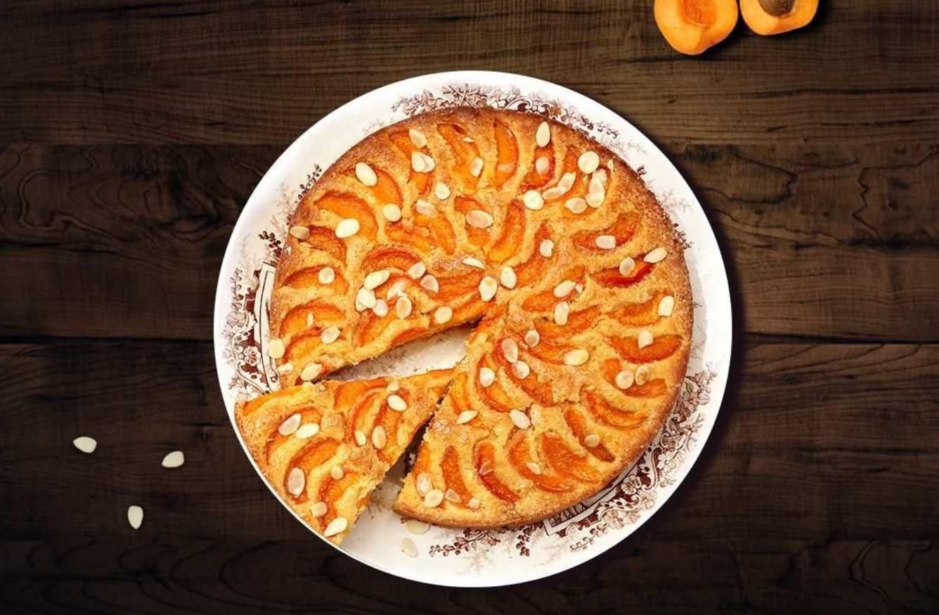 Літній пиріг з карамелізованими абрикосами та мигдалем за рецептом Катерини Пєскової - Новини Смачно