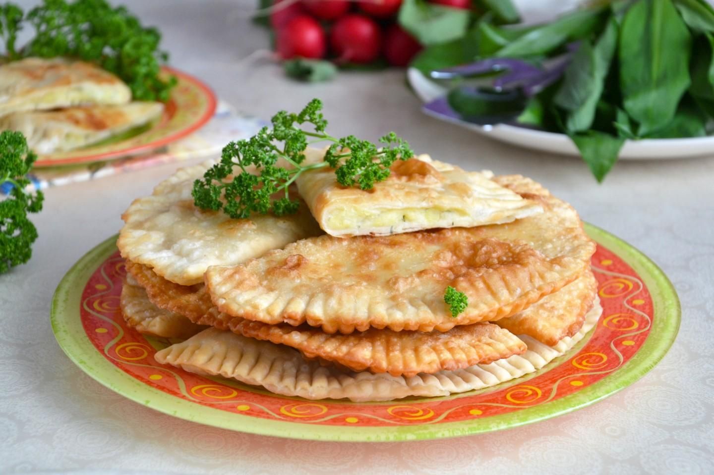 Чебуреки з м'ясом, сиром, вишнями та грибами Чебуреки з м'ясом, сиром, вишнями та грибами