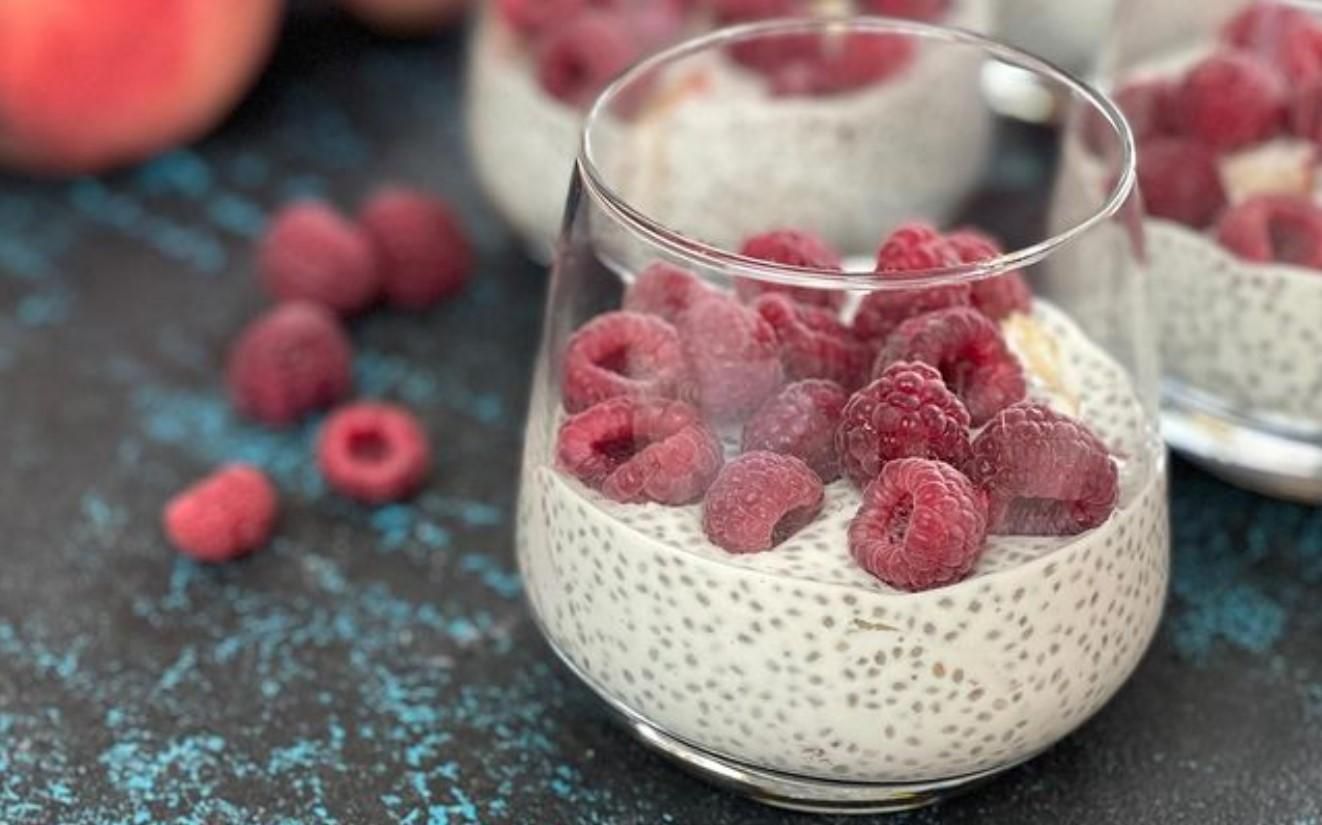 Полезный завтрак для всей семьи: рецепт чиа-пудинга с малиной и персиком Полезный завтрак для всей семьи: рецепт чиа-пудинга с малиной и персиком