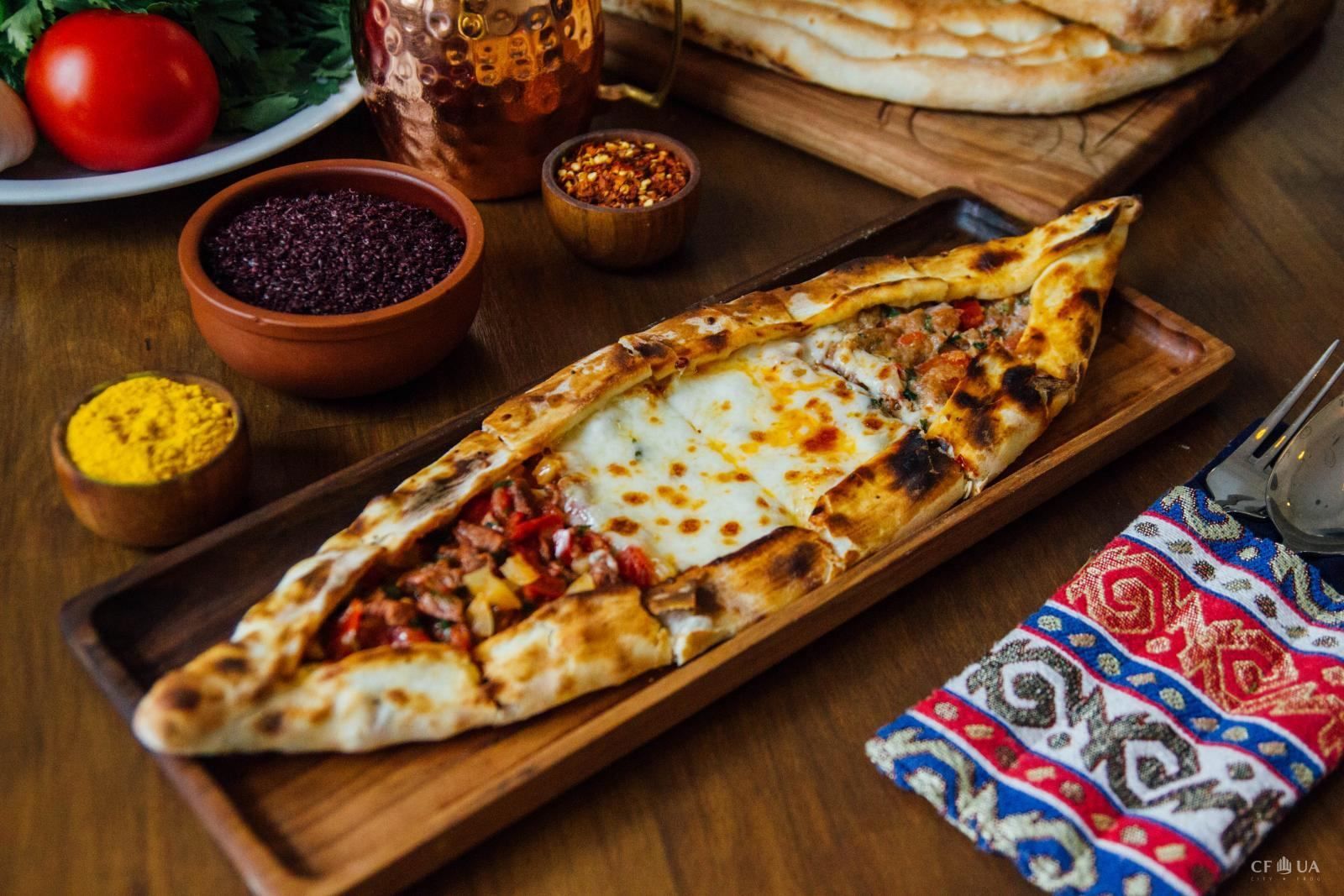 Пиде с мясным фаршем и овощами Пиде с мясным фаршем и овощами