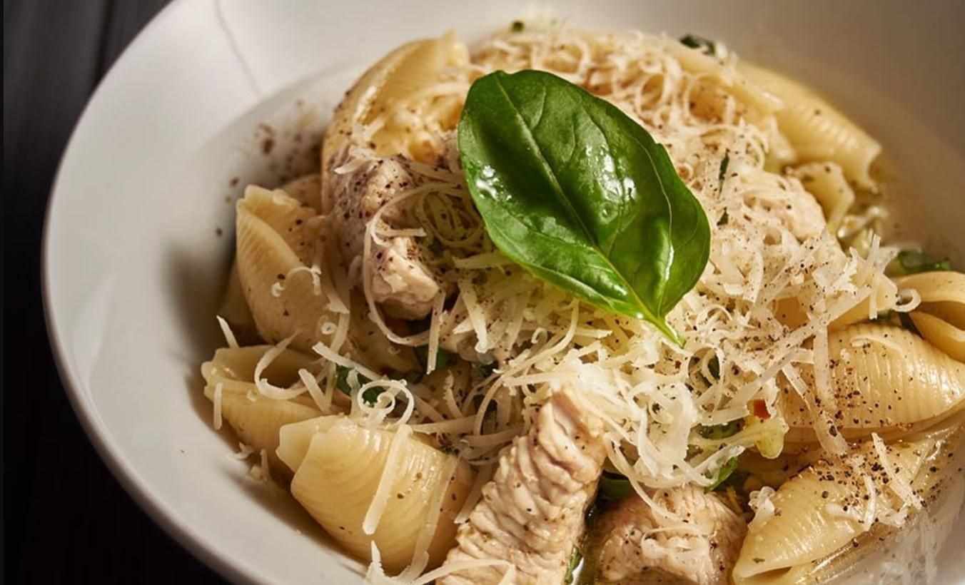 Паста з індичкою та селерою Паста з індичкою та селерою