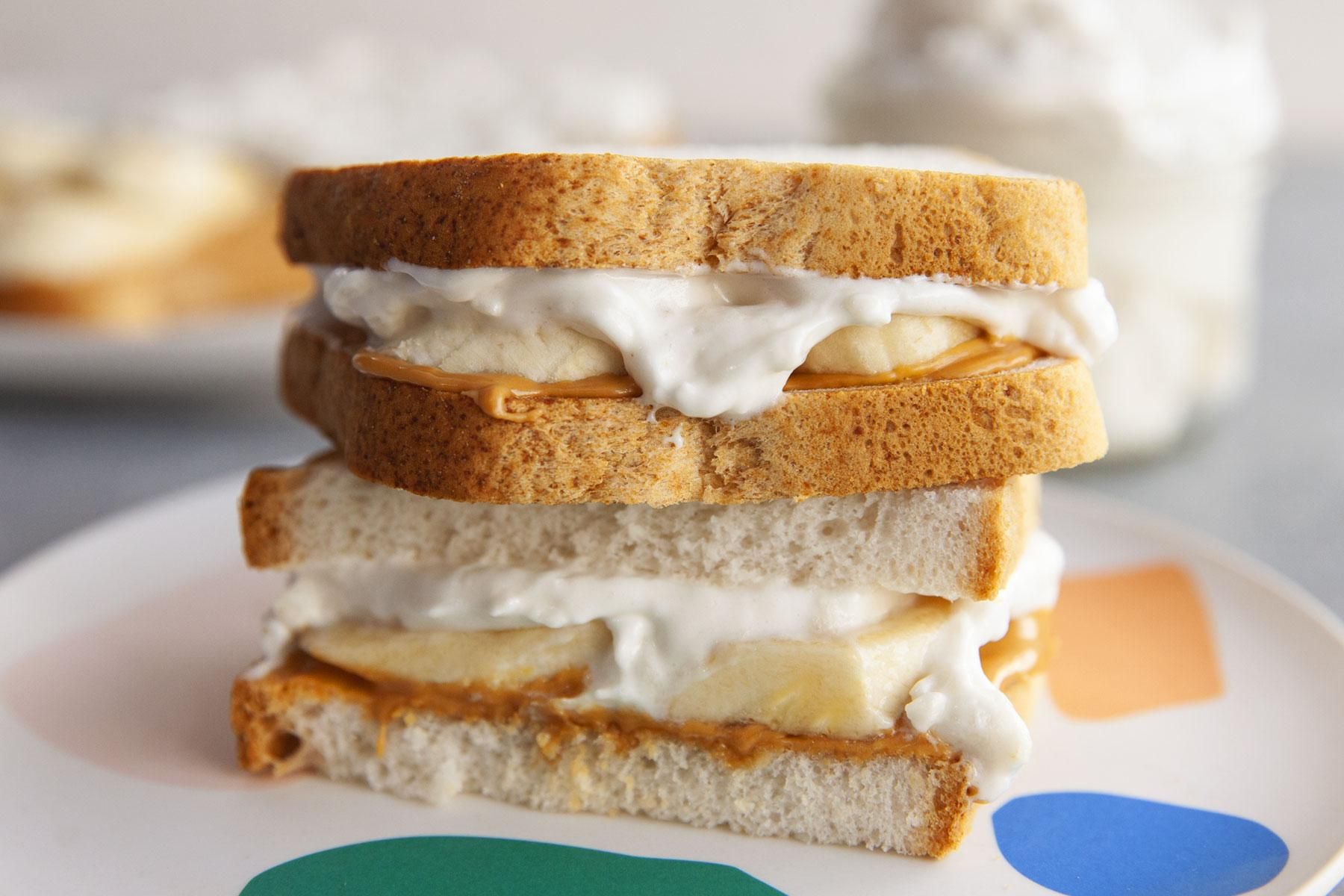 Завтрак за 5 минут: рецепт легендарного американского сэндвича флаффернаттер