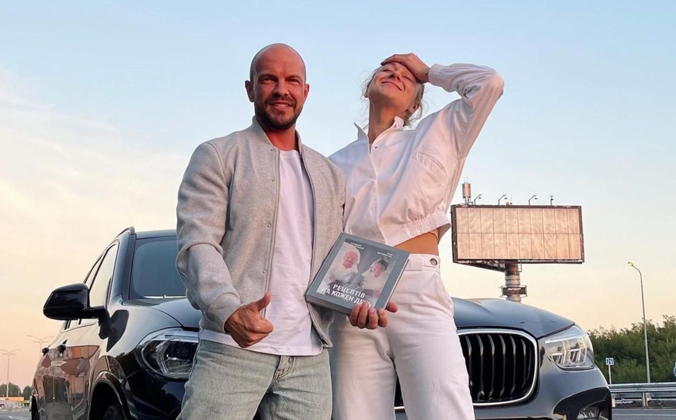 Мартиновська та Ярославський показали перший екземпляр спільної кулінарної книги - Новини Смачно Мартиновська та Ярославський показали перший екземпляр спільної кулінарної книги - Новини Смачно