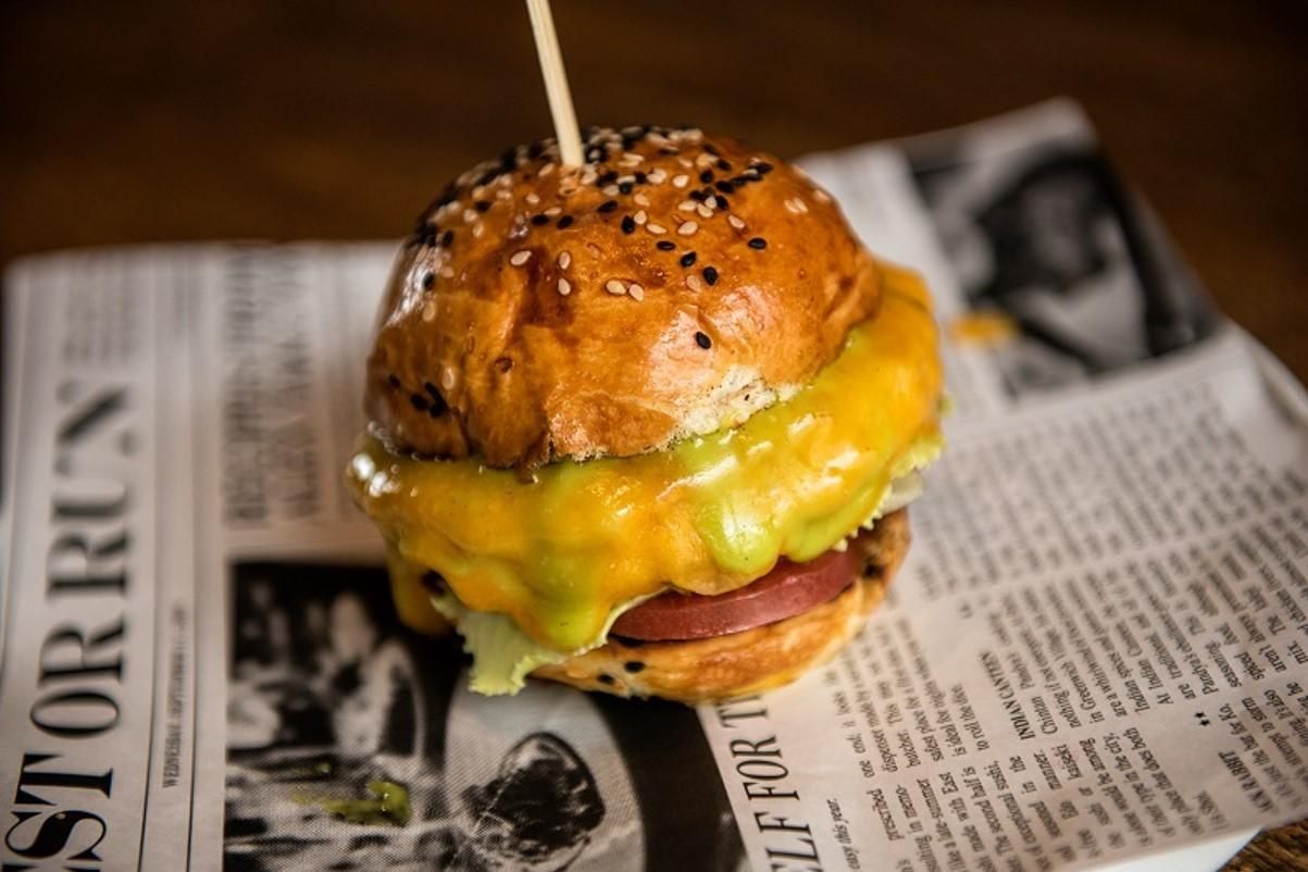 Ресторанна страва по-домашньому: чизбургер з курячими стегенцями від "пекельного" шефа - Новини Смачно