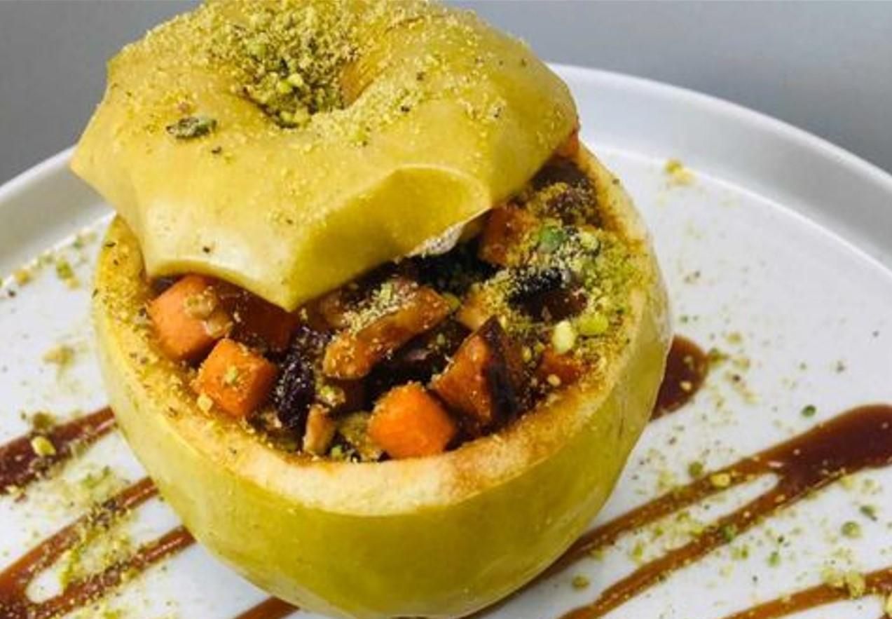 Ласуни оцінять: рецепт запечених яблук з гарбузом від шеф-кухаря Олександра Громлюка - Новини Смачно Ласуни оцінять: рецепт запечених яблук з гарбузом від шеф-кухаря Олександра Громлюка - Новини Смачно