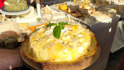 Французькі шеф-кухарі побили рекорд: як виглядає піца із 834 сортами сирів