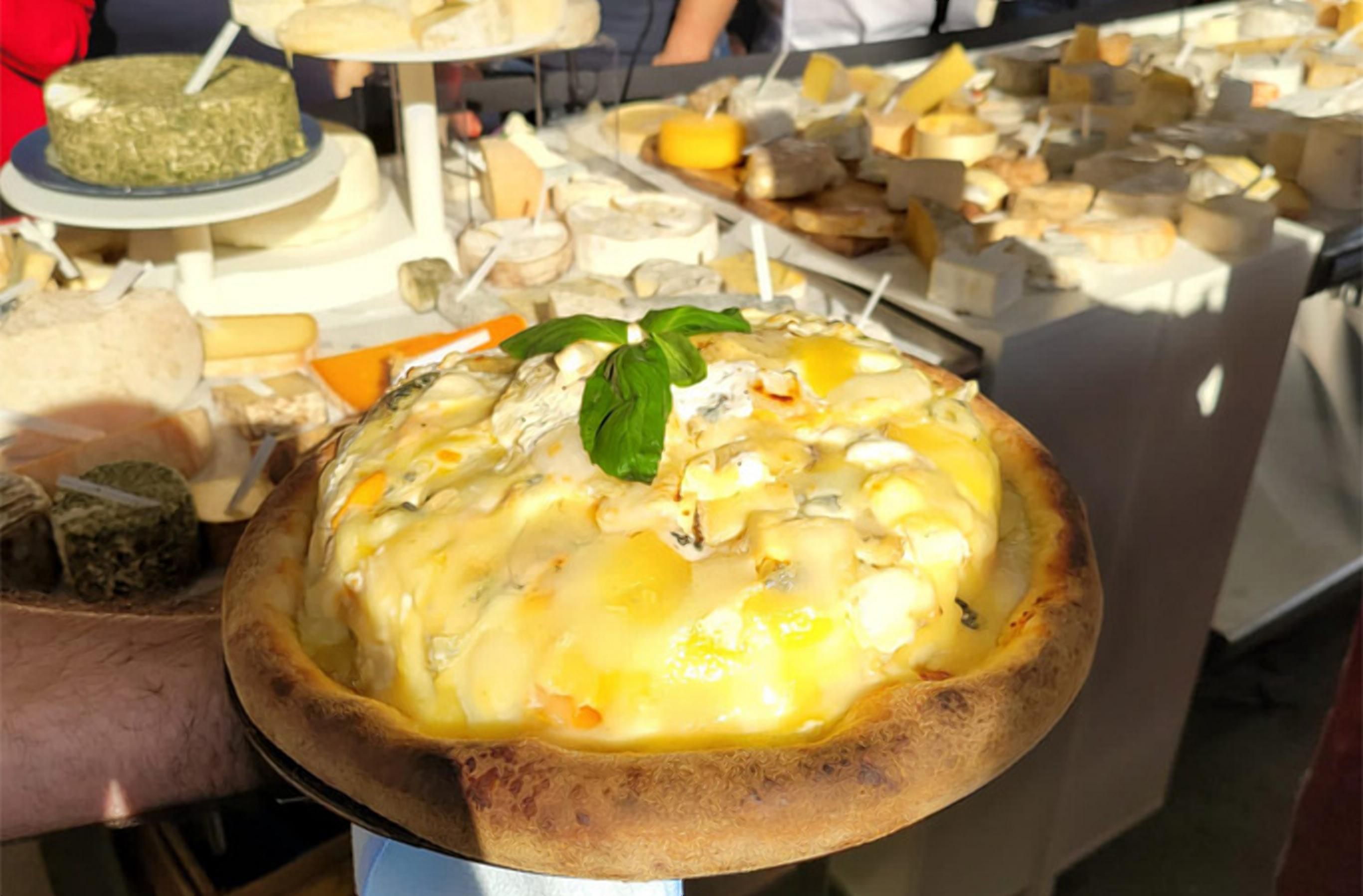 Французькі шеф-кухарі побили рекорд: як виглядає піца із 834 сортами сирів - Новини Смачно