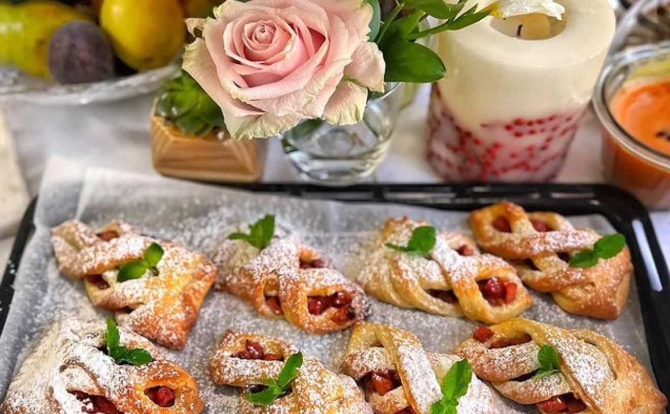 Рецепт домашніх слойок на сирному тісті з яблуками - Новини Смачно