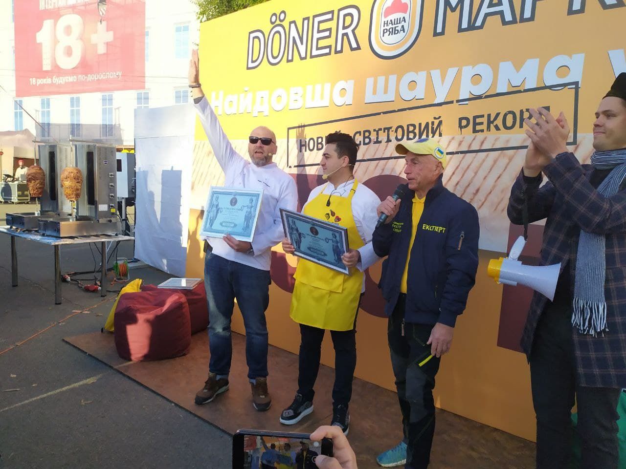 130-метрова смакота: у Києві приготували найдовшу у світі шаурму – фото рекордної страви - Новини Смачно 130-метрова смакота: у Києві приготували найдовшу у світі шаурму – фото рекордної страви - Новини Смачно