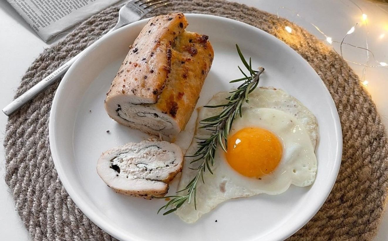 Куриный рулет с сыром и шпинатом: рецепт для всей семьи Куриный рулет с сыром и шпинатом: рецепт для всей семьи