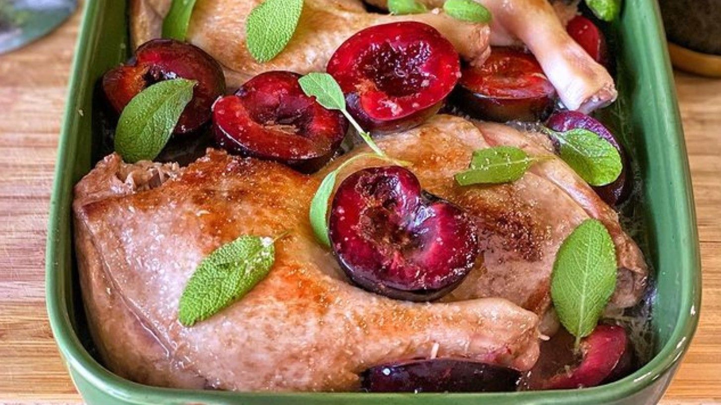 Святковий рецепт до столу: готуємо карамелізовані качині ніжки зі сливами - Новини Смачно Святковий рецепт до столу: готуємо карамелізовані качині ніжки зі сливами - Новини Смачно
