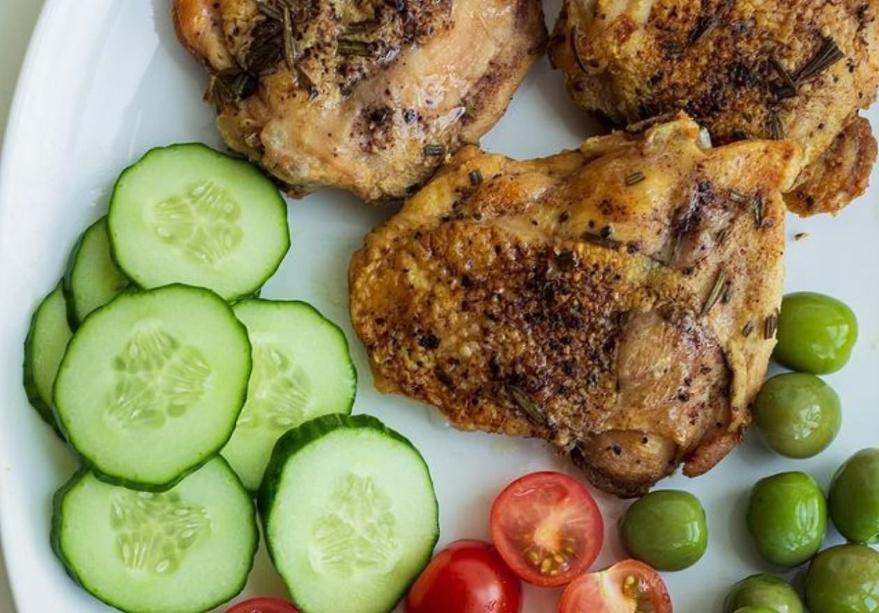 Курочка под "прессом": рецепт сочных окорочков с корицей Курочка под "прессом": рецепт сочных окорочков с корицей