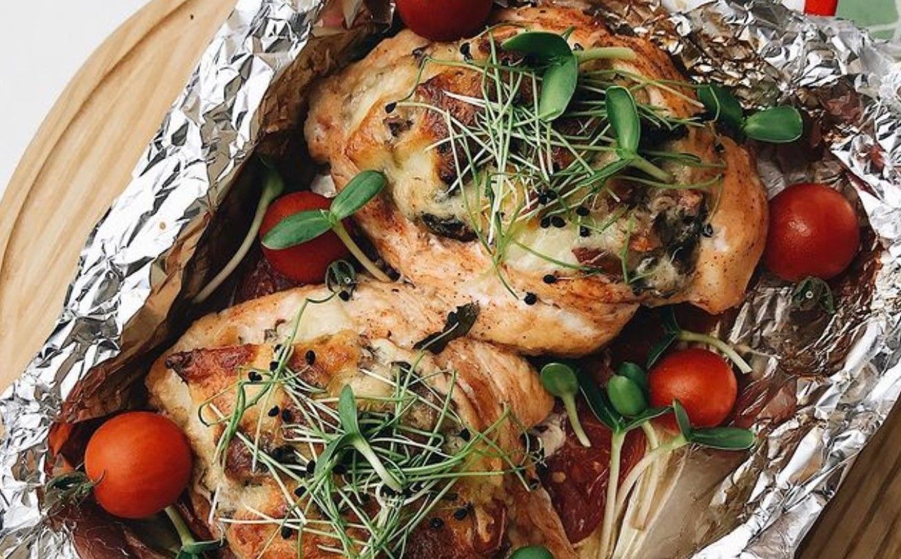 Куриные конвертики на подушке из томатов Куриные конвертики на подушке из томатов