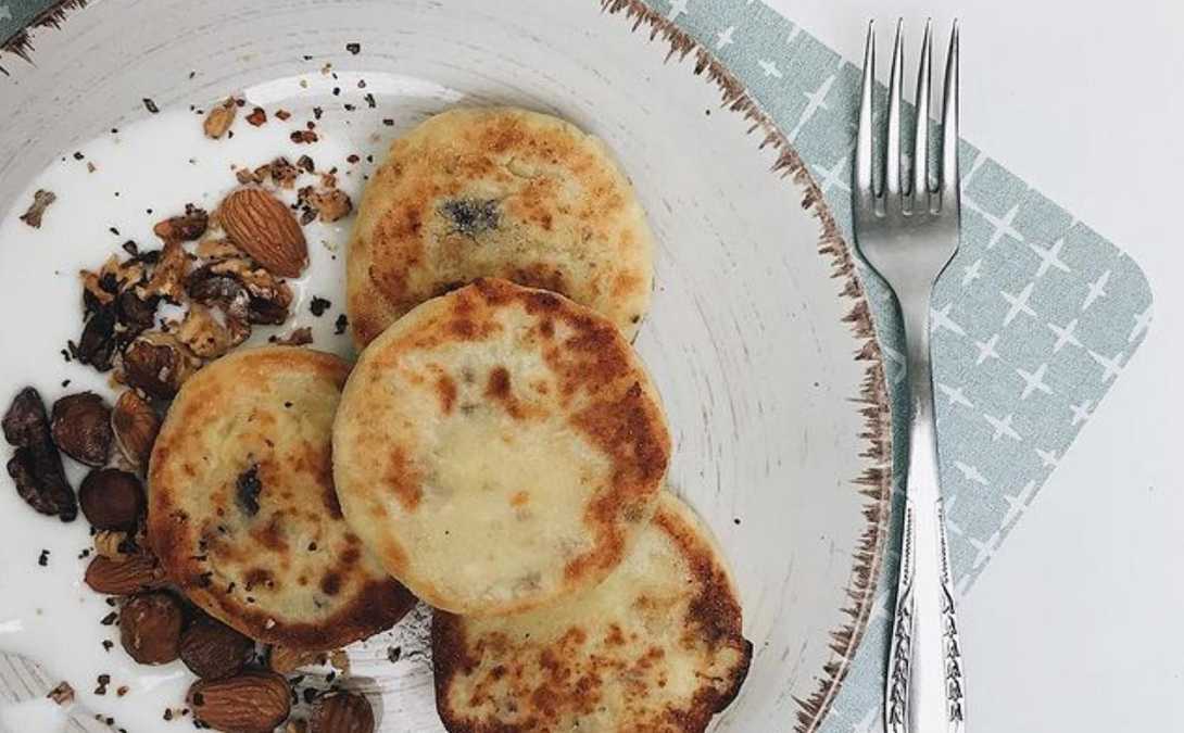 Новый взгляд на любимое блюдо: рецепт сырников с орешками без сахара -  Вкусно 24