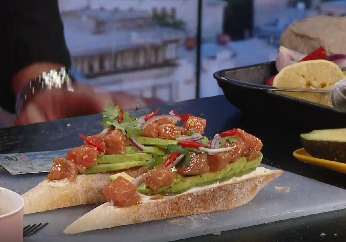 Сендвіч із лососем та авокадо Сендвіч із лососем та авокадо