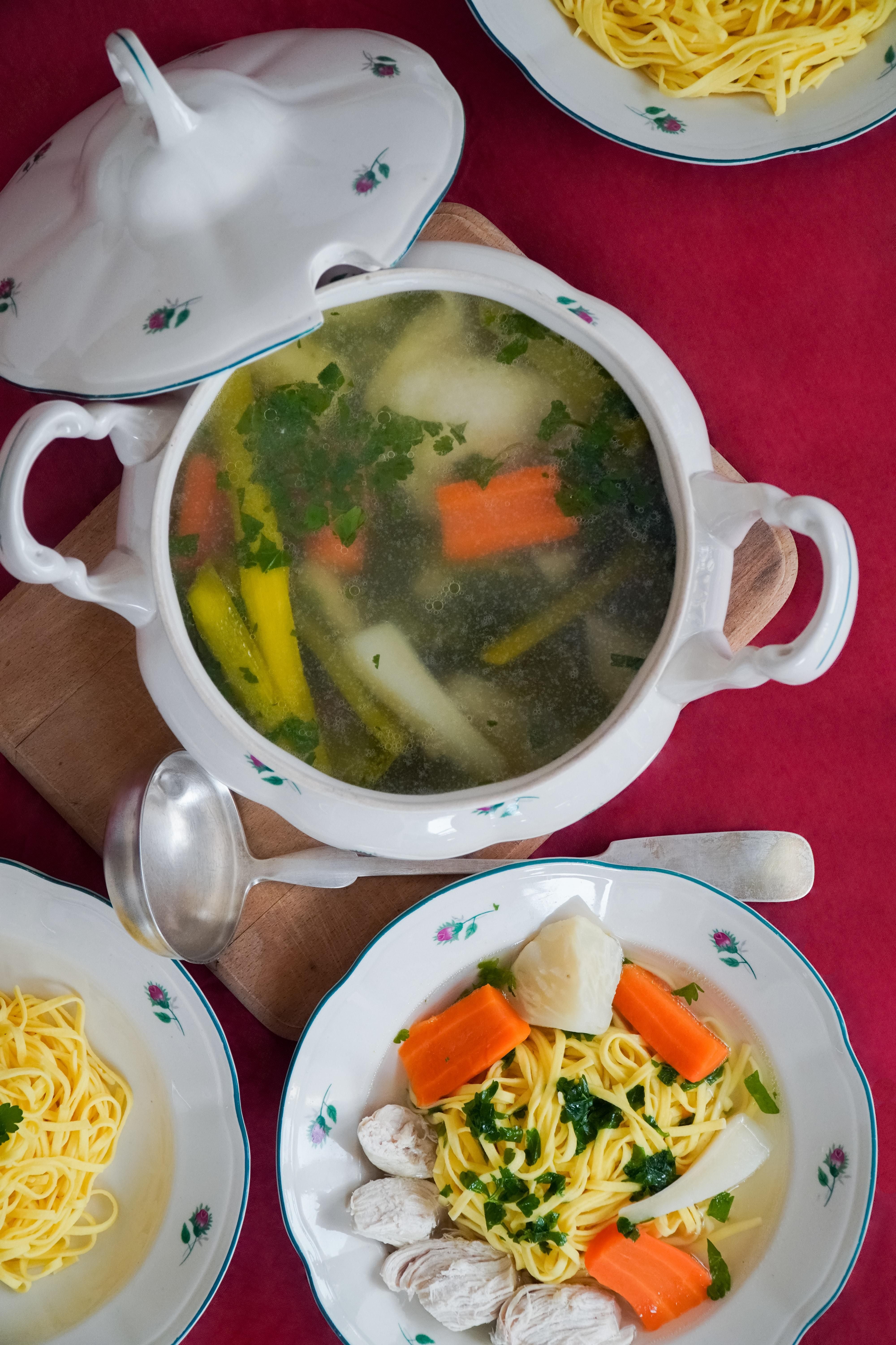 Лучшее лекарство: как приготовить ароматный и прозрачный куриный бульон - Новости Вкусно Лучшее лекарство: как приготовить ароматный и прозрачный куриный бульон - Новости Вкусно