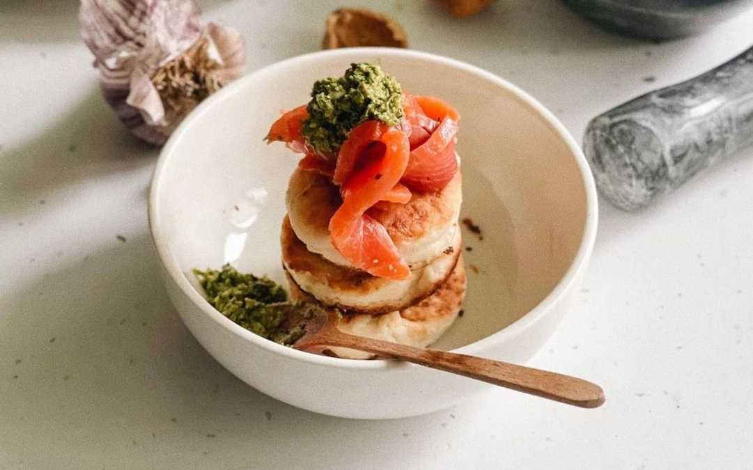 Соленые сырники – полезный завтрак с домашним соусом песто – Новости Вкусно