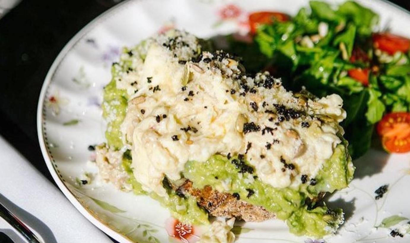 Скрембл на тосте с авокадо Скрембл на тосте с авокадо