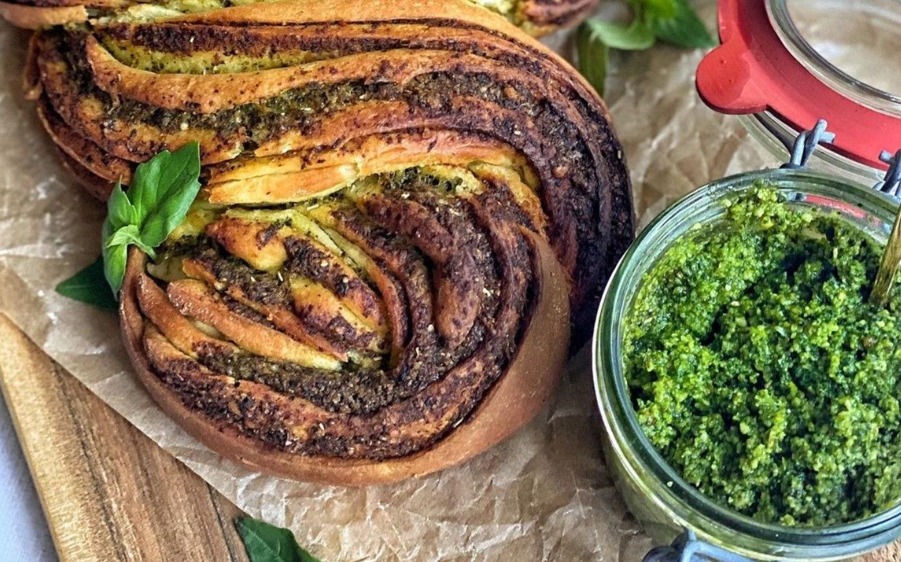 Хлеб с соусом песто и чесноком: рецепт Хлеб с соусом песто и чесноком: рецепт