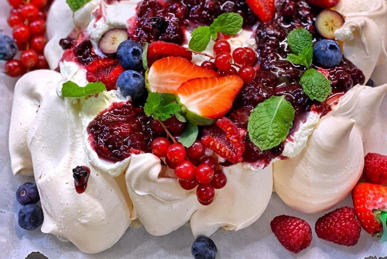 Воздушный десерт из безе, ягод и сливок: рецепт Яны Станишевской