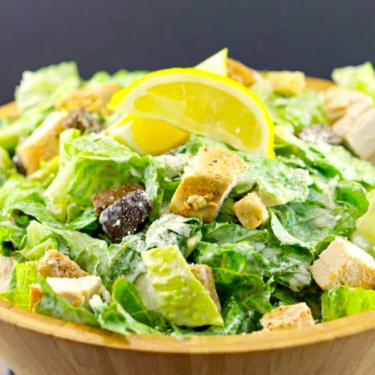 Свіжий салат зі смаженою курятиною та заправкою з анчоусами: смачно – пальчики оближеш - Новини Смачно Свіжий салат зі смаженою курятиною та заправкою з анчоусами: смачно – пальчики оближеш - Новини Смачно