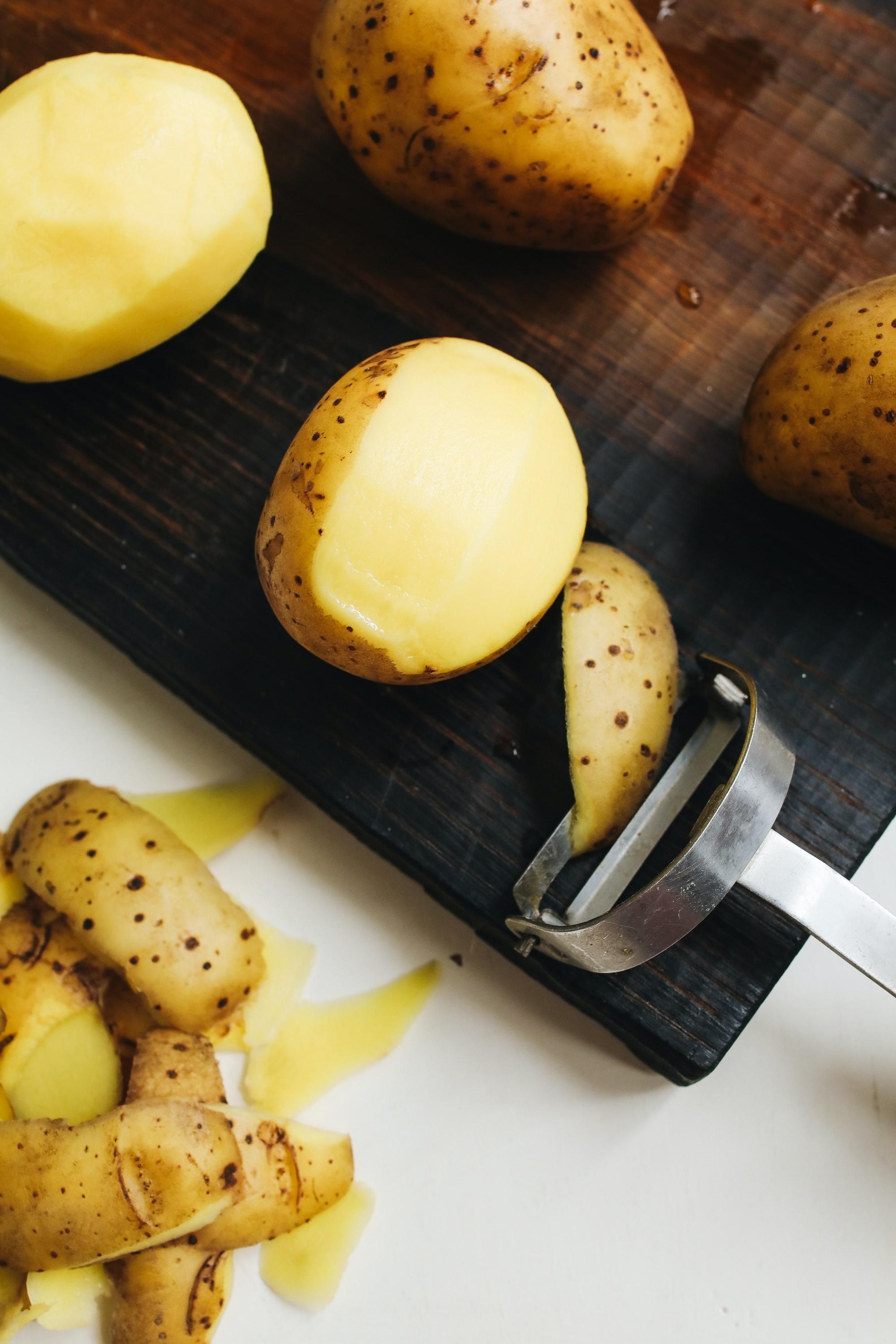 Всього два інгредієнти: готуємо неймовірний обід – шашлик із картоплі та сосисок - Новини Смачно
